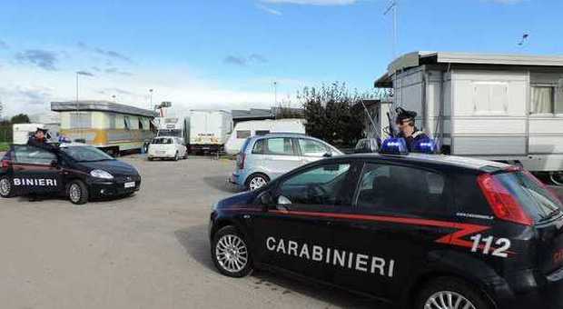 Ladri in azione, ma il vicino di casa chiama i carabinieri e li fa catturare