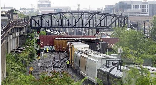 Washington, deraglia treno: da un vagone fuoriescono sostanze chimiche