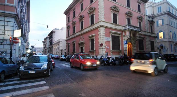 Roma, ladre della movida rubano cellulari nei locali del centro: prese