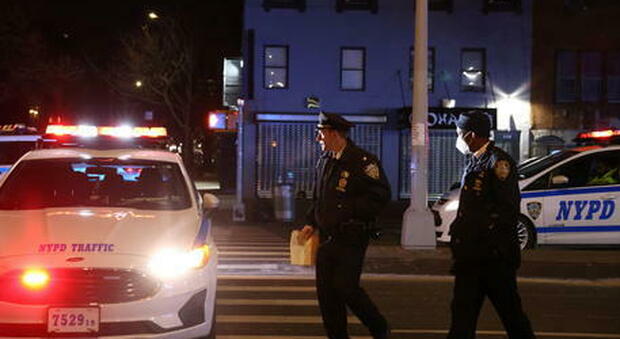 Violenza nella notte a New York dove un poliziotto di 22 anni è stato ucciso mentre un altro ferito