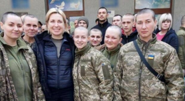Soldatesse ucraine rasate a zero dai russi: «In segno di umiliazione e disprezzo». LA FOTO