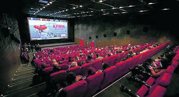 Kiev, nei cinema pieni la voglia di normalità: al Kino42 i film non si fermano neppure quando suona la sirena