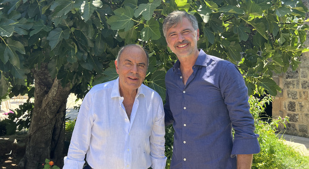 Bruno Vespa e Beppe Convertini durante le riprese di “Azzurro Storie di mare”