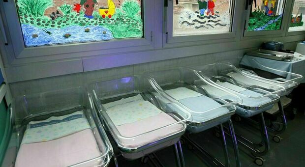 Crollo della natalità, Istat: solo 6 neonati ogni mille abitanti. I ginecologi: «Così l'ultimo italiano nascerà nel 2225»