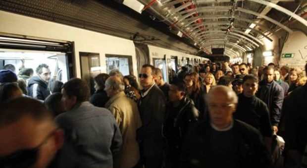 Roma, pacco sospetto sulla metro A: intervento forze dell'ordine e servizio sospeso