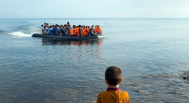 Migranti, affonda gommone diretto in Italia: 52 morti