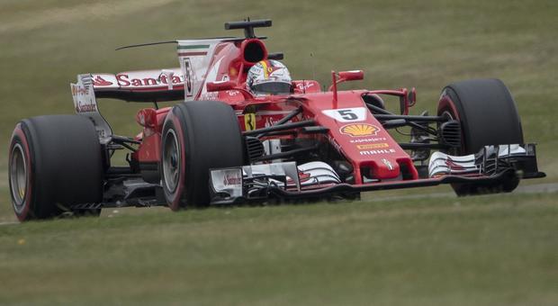 La Ferrari SF70H si Sebastian Vettel a Silverstone