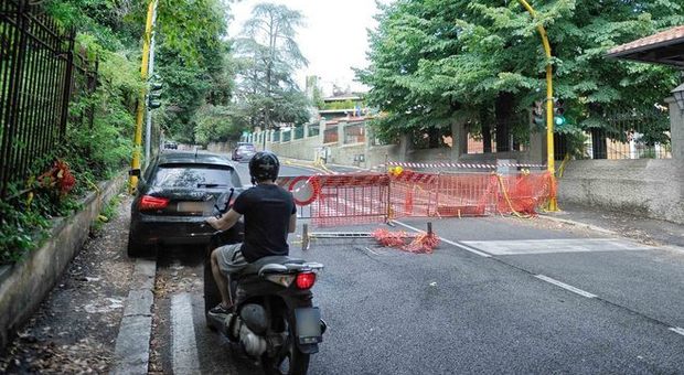 Roma, la farsa Colli della Farnesina: strada chiusa ma niente lavori