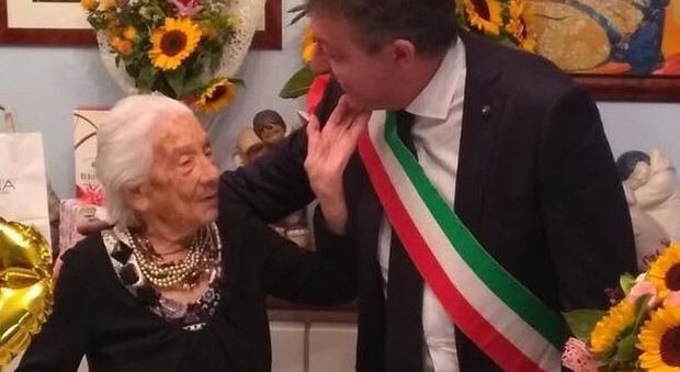 Nonna Rosa: cento anni di lacrime e sorrisi fra figli, nipoti e pronipoti