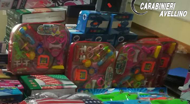 Giochi e luci di Natale pericolosi, sequestrati mille prodotti ad Avellino