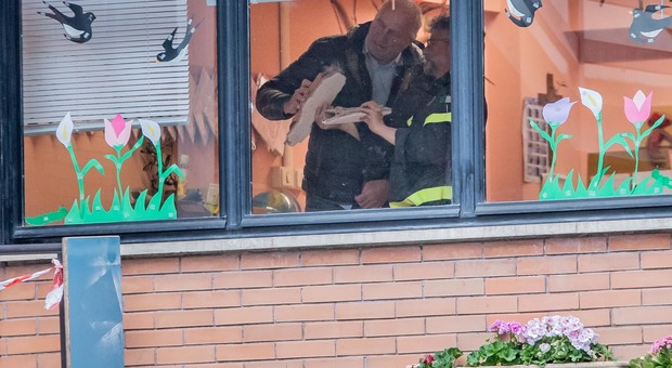 immagine Roma, crolla il soffitto alla Girolami: scuola materna evacuata (foto Fracassi/Ag.Toiati)