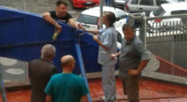 Napoli | Neomelodico minaccia di buttarsi dal tetto dell'ospedale: salvate mia figlio malato