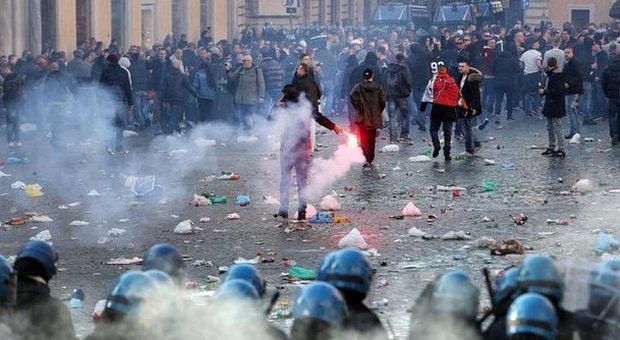 Roma, scontri a piazza di Spagna: feriti due fotografi