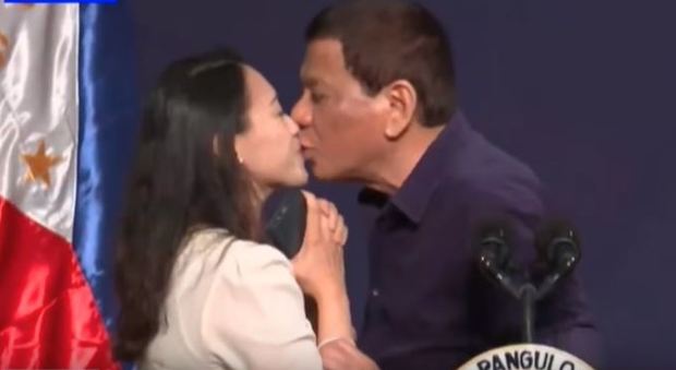 Filippine, il presidente Duterte bacia sulle labbra una lavoratrice durante un comizio: pioggia di critiche
