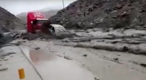 Perù, il fiume di fango invade autostrada e travolge le auto: morti e feriti
