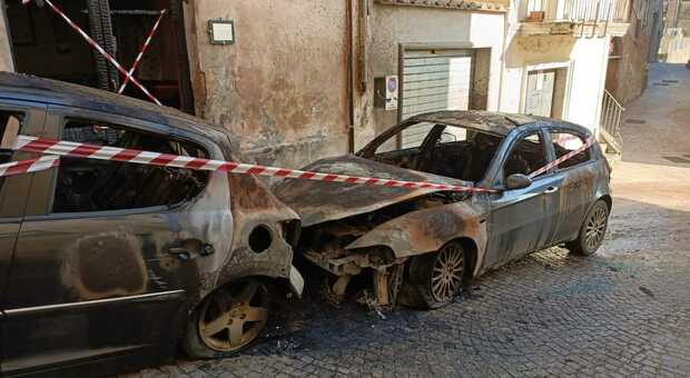 Notte di fuoco a Fabrica di Roma, due auto distrutte