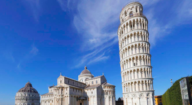 Drone impazzito va a sbattere contro la Torre di Pisa: turisti finiscono nei guai