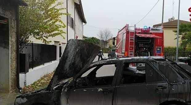 Incendio all'interno di un garage: auto completamente distrutta dal fuoco Foto