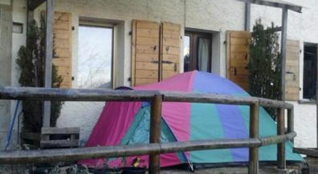 Vive sotto a una tenda: Equitalia gli impone di pagare la Tares