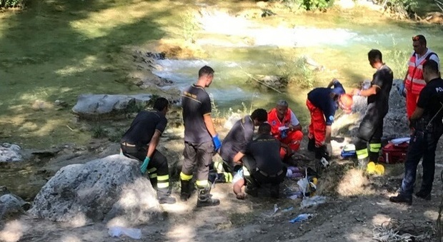 Ha caldo e va in acqua: giovane muore annegato dopo un tuffo nel torrente