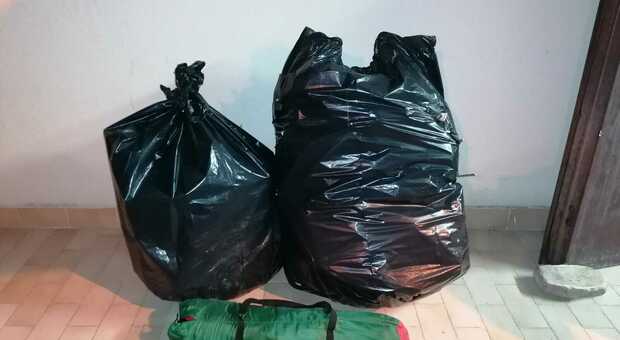 Otto chili di marijuana nei sacchi dell'immondizia: lo spacciatore viveva con due ragazze