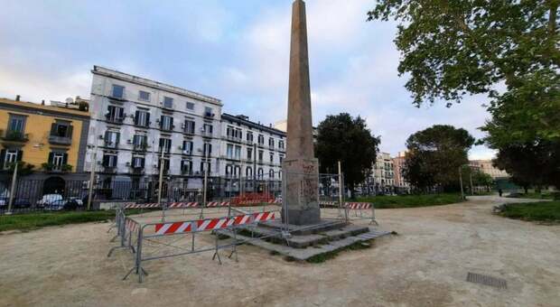 L'obelisco della Villa Comunale di Napoli