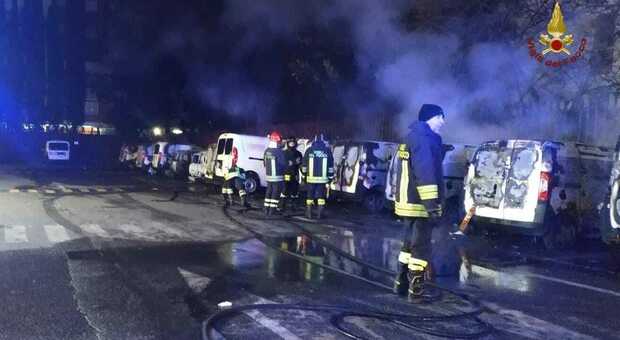 Roma, in fiamme 16 veicoli di Poste Italiane in viale Palmiro Togliatti: giallo sulle cause