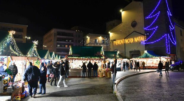 Il ritorno del mercatino di Natale tra caldarroste, vin brulè e spettacoli