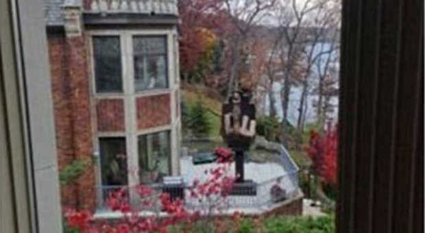 Compra casa di fronte l'ex moglie, poi installa un dito medio gigante nel giardino