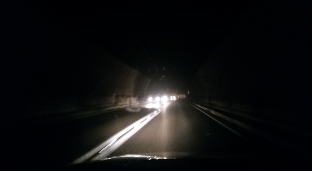 Pericolo nella galleria Montelungo della Rieti-Terni: si viaggia al buio e non ci sono segnali di avvertimento