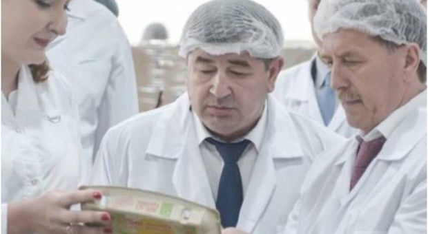 Uova alle stelle: due colpi di pistola contro il magnate Gennady Shiryaev indagato per l'aumento record dei prezzi in Russia. Acquisti razionati: al massimo una dozzina a testa