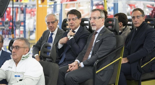 Da sinistra, Paolo Scudieri, presidente Anfia, il premier Giuseppe Conte e Paolo Gorlier, responsabile Emea del gruppo Fca