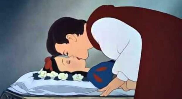 Biancaneve e il bacio non consensuale dato dal principe azzurro: la polemica su Disneyland