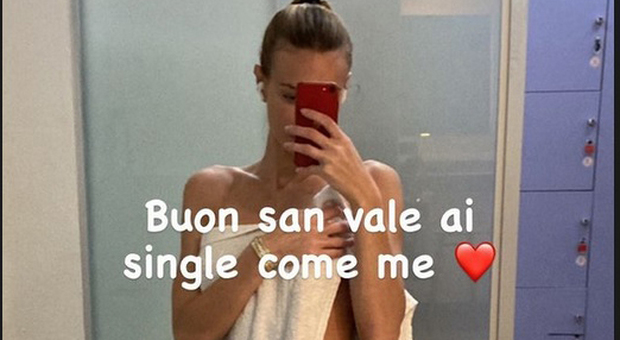 Taylor Mega hot, nudo integrale per San Valentino: «Auguri ai single come me!»
