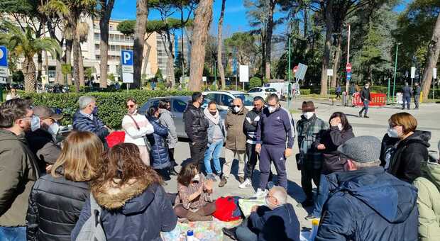 Napoli, protesta al Monaldi: «Siamo in attesa di trapianto ma mancano le terapie intensive, De Luca ci aiuti»