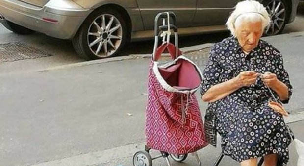 Il giallo di Mariangela che a 98 anni ricama in strada per stare in compagnia. «L'hanno multata»