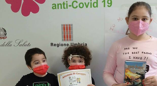 Francesca, Sofia e Lorenzo i primi bambini orvietani vaccinati. I genitori: «abbiamo avuto paura ma per noi è importante vaccinarsi»