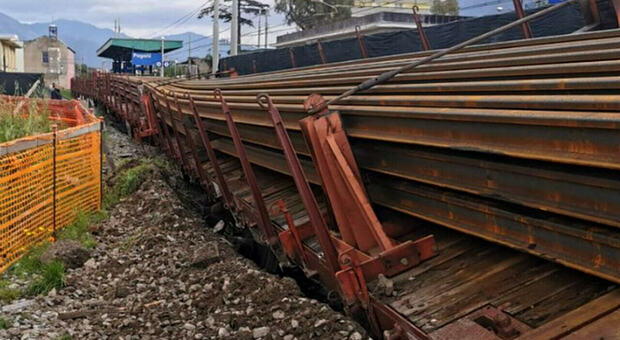 Convoglio deraglia, parte doppia inchiesta: sequestrati 12 carri del treno merci