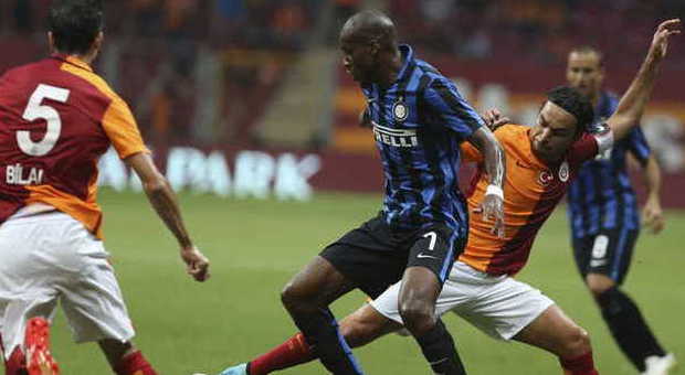 Inter, l'estate è un incubo: ko col Galatasaray. ​Decidono i due ex Sneijder (in gol) e Podolski