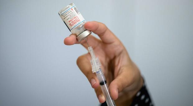 Vaccino Moderna, il presidente: «Incremento di miocarditi nei maschi tra 12 e 29 anni solo alla prima dose»