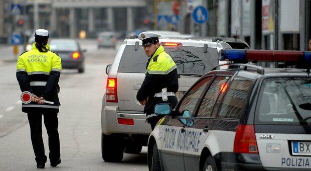 La polizia locale durante un controllo alla circolazione in corso Milano
