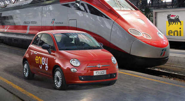 La Fiat 500 di Enjoy vicino a Freccia Rossa di Trenitalia alla stazione di Milano