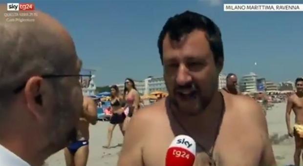 Salvini intervistato in spiaggia: «L'Unione Europea non deve esagerare...»