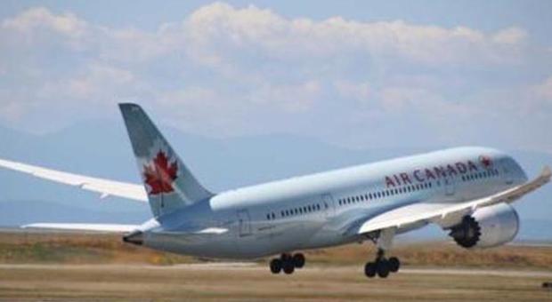 Turbolenze sul volo da Shanghai a Toronto: 21 feriti, tre sono bimbi