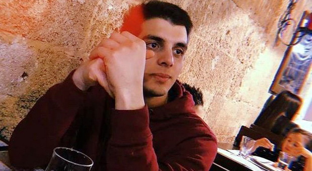 Fidanzati uccisi a Lecce, il killer incontra i genitori in carcere: «Antonio, devi raccontare tutto»