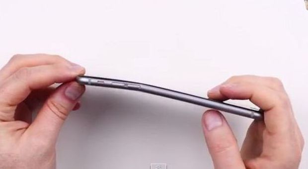 Allarme sul web: «L'iPhone 6 Plus si piega: non mettetelo in tasca»