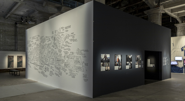 Un'immagine del padiglione olandese con la mostra Killing Architects, contestata dalla Cina