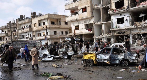 Siria, esplodono due autobomba nel pieno centro di Homs: almeno 46 morti e cento feriti
