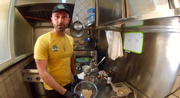 Il primo macellaio veg a Napoli tra fitburger e burger di canapa |Video