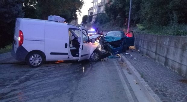 L'incidente frontale in via Bellesi a Fermo